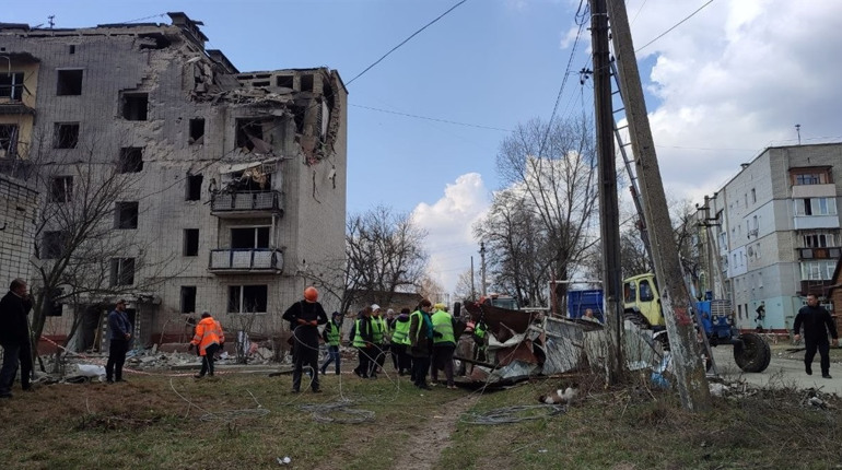 У Шостці КАБ поцілив у багатоповерхівку: деталі обстрілу житлового масиву