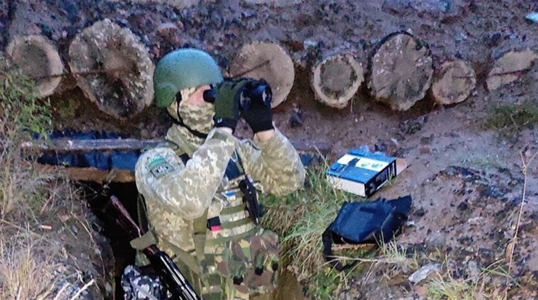 Юний варашанин купив воїнам бінокль за свої кошти, а волонтери його завезли