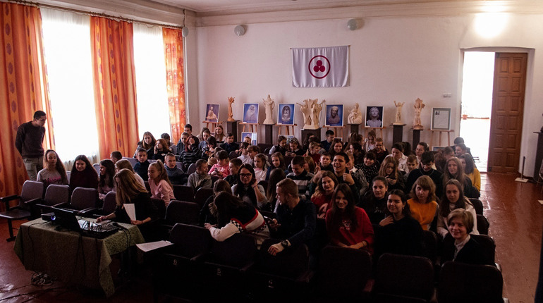У Конотопі школярі спілкувались зі студентами про гідність та підтримали ув'язненого підлітка