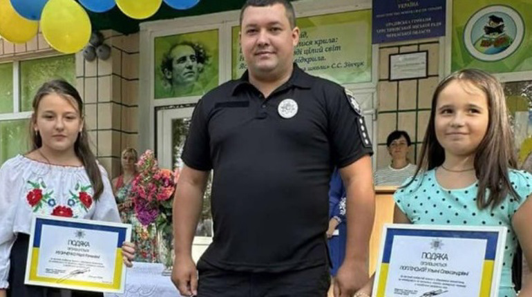 Дівчаток з Уманщини, які запобігли лісовій пожежі, відзначили поліціанти