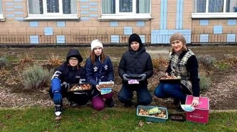Учні смілянських шкіл на подвір’ях навчальних закладів вже висадили 500 першоцвітів