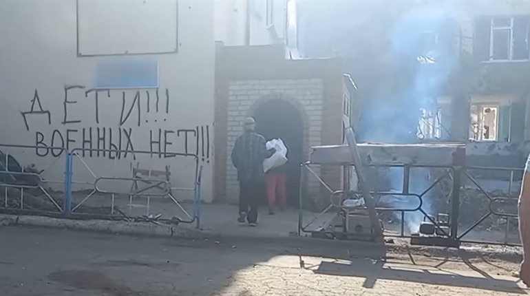 Їжа, питна вода та обстріли. Яка ситуація зараз у Вугледарі: відео