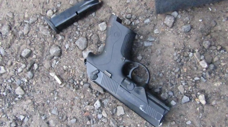 Київські поліцейські на блокпосту поблизу Сватового вилучили зброю у місцевого мешканця