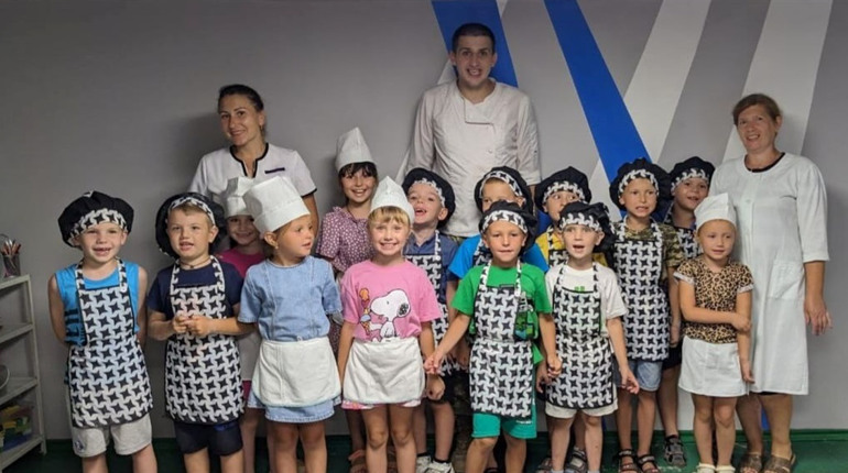Ліпили вареники в бомбосховищі. Учасник «МастерШеф» Віктор Перехрест провів урок для дітей з Глухова