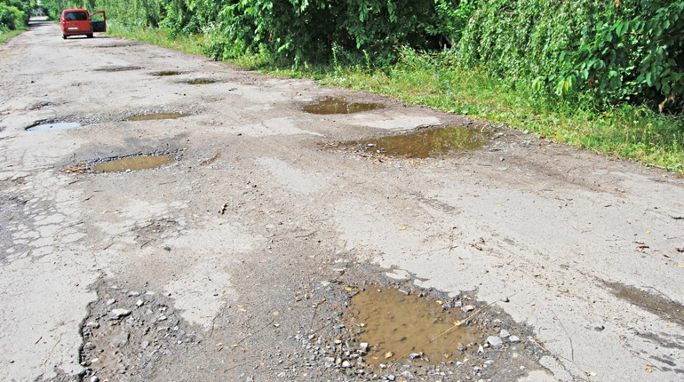 Найгірші дороги можна без проблем знайти в усіх громадах Славутчини