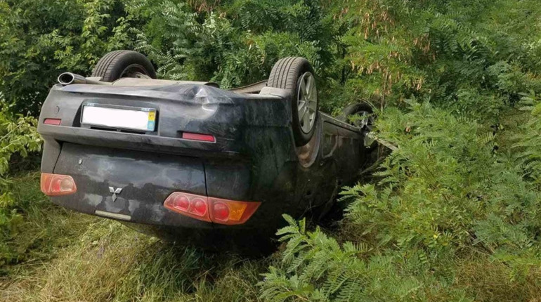На Сватівщині у напрямку Містків автомобіль злетів з дороги і перекинувся