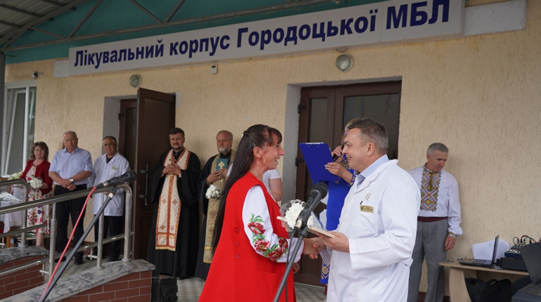 Їм дякували та дарували подарунки, що рятуватимуть людські життя. Городоччани відзначили День медика