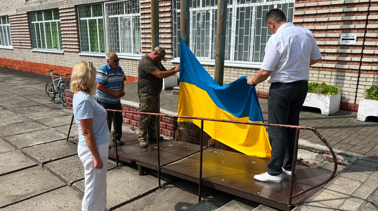 Прапор України подарували Гімназії імені родини Луговських депутати від Європейської Солідарності