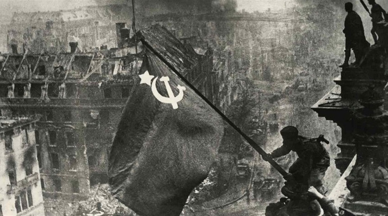 Чому жителям Сумщини треба якнайкраще знати, хто встановив прапор Перемоги у Берліні