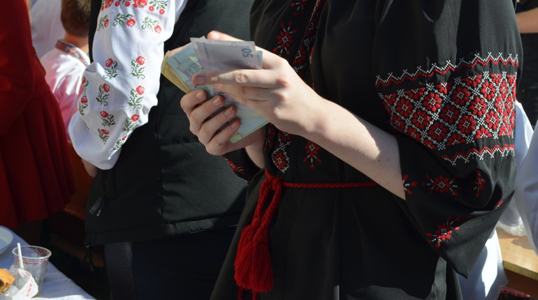На шкільному ярмарку учні Біляївської школи №3 зібрали 7421 грн на добру справу (фото)
