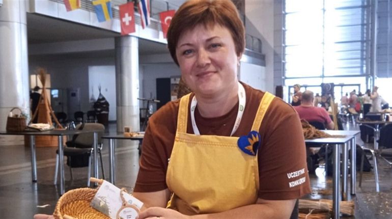 Майстриня з Глухівщини повернулася зі Світового фестивалю лози і плетіння. Що вона там створила