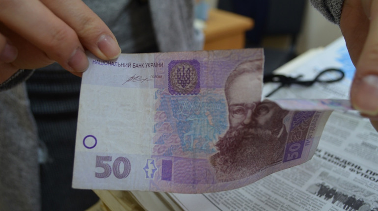 Як Біляївка.City гроші рвали: або ми перевірили, чи обмінюють пошкоджені купюри в місцевих банках
