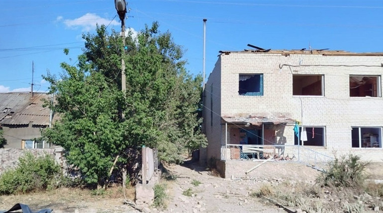 На Херсонщині окупанти атакували житлові будинки, громадський транспорт та приватні автівки