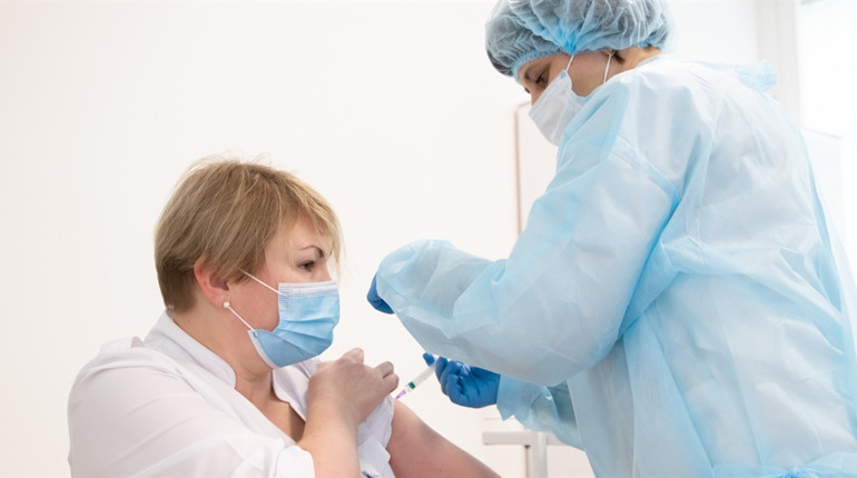Працівників яких професій зобов’яжуть вакцинуватись від коронавірусу?
