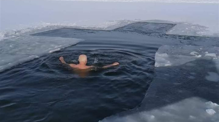 В 77 : підйом о 4-ій ранку, зарядка та обливання холодною водою, а на Водохреще - йорданські купання