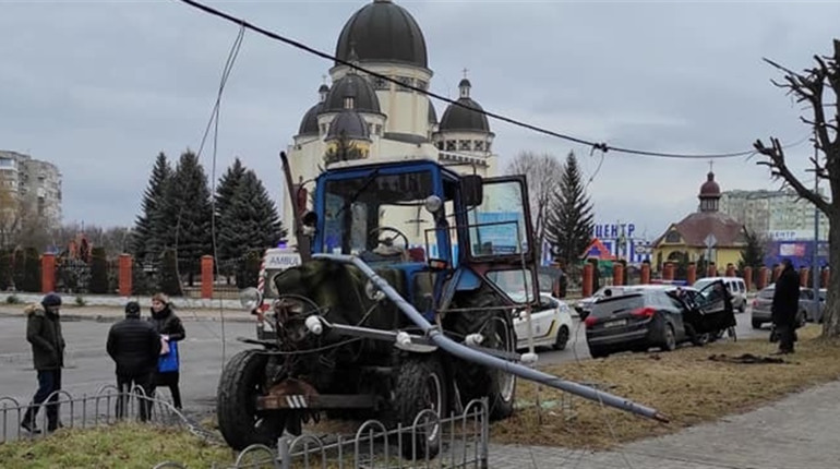 У водія трактора стався епілептичний напад, він зіткнувся з легківкою «КІА» та повалив електроопору
