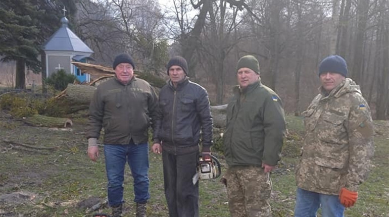 День добровольця захисники із Кременеччини відзначили толокою біля каплиці-пантеону у Лішні