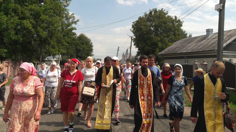 На Кіцманщині відбувся хресний хід до чоловічого монастиря св.Пантелеймона в Шипинцях
