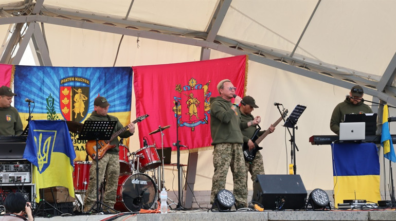 Військові 65-ї бригади «Великий Луг» привезли до Південноукраїнська трофеї та виступили з концертом