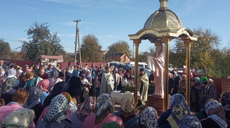 На Покрову в Іванові освятили придорожню капличку