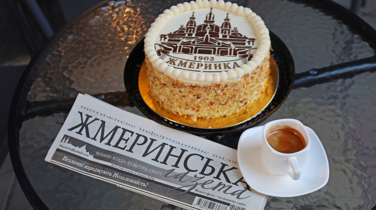 У Жмеринці з'явився іменний торт з горіхами, малиною і силуетом вокзалу: відео