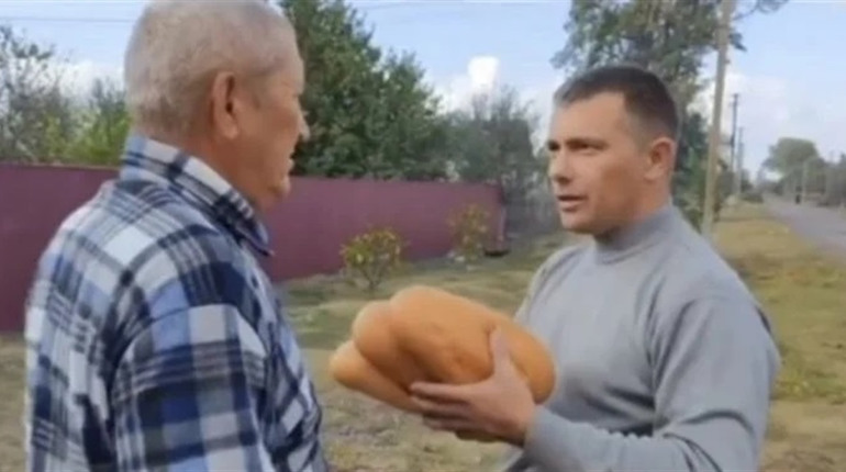 В селах під Мелітополем колаборанти роздали людям "три батони від Путіна"