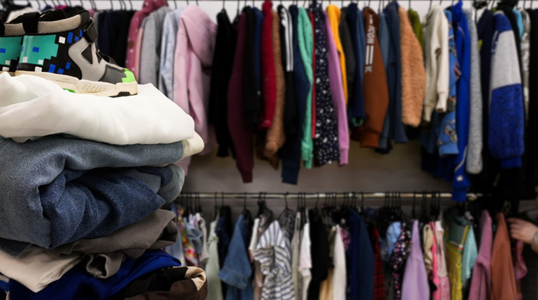 Від одягу і взуття до текстилю: що пропонує «Максі секонд» у центрі Сарн