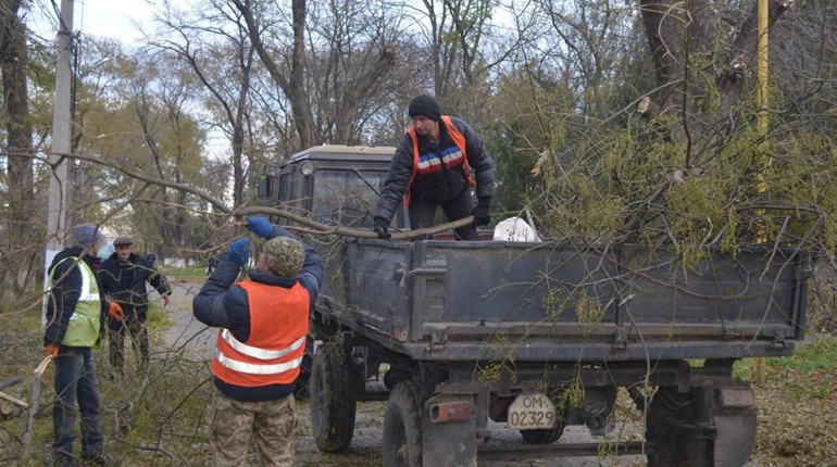 Хто та чому створює в Біляївці біля контейнерів звалища, і що їм за це буде: знають комунальники