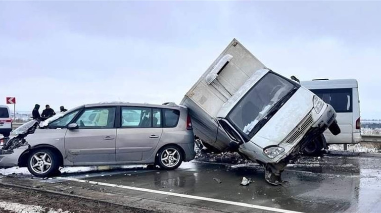 У Вознесенському районі трапилася автопригода за участі трьох автомобілів. Є постраждалі