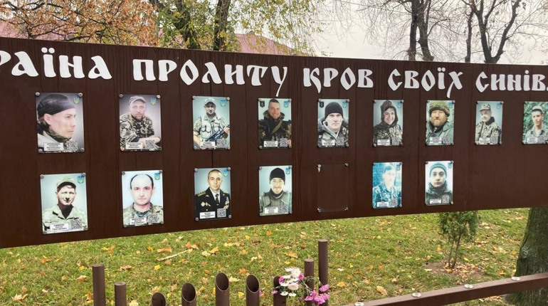 В Умані вандал пошкодив пам’ятний знак загиблим захисникам України. Поліція розшукує злочинця