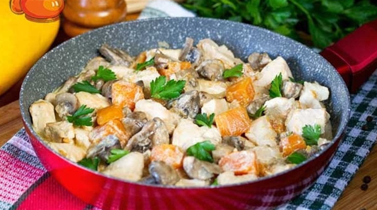 Рецепт дня: курка з гарбузом та грибами у вершках