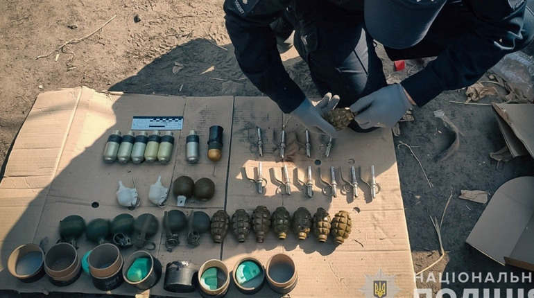 На Шосткинщині поліцейські вилучили у чоловіка арсенал зброї