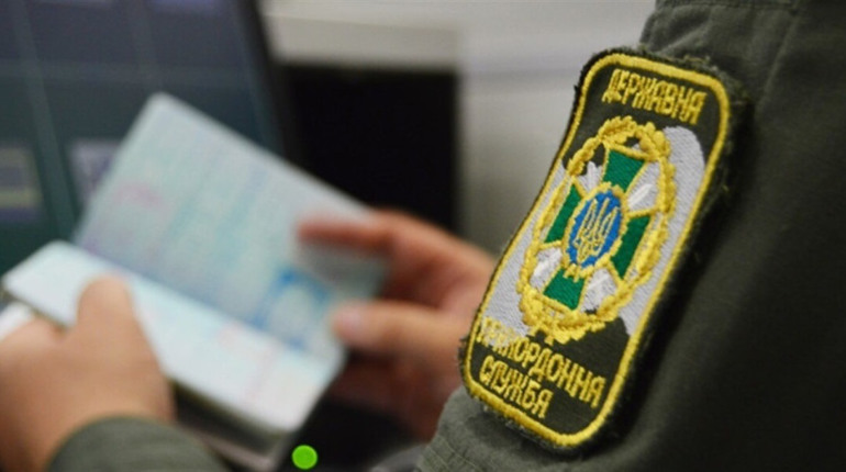 Чоловіки, дружини яких проходять військову службу, можуть виїжджати за кордон