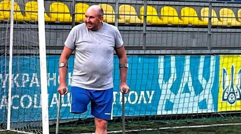 «Не падаємо духом». Воїн Володимир Самусь продовжує грати у футбол навіть на милицях
