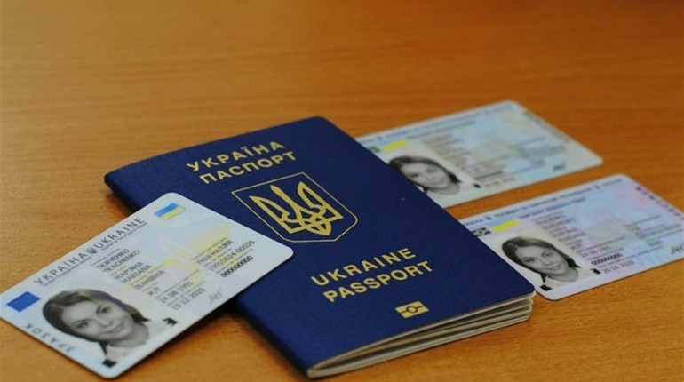 Паспорти-книжечки планують замінити на пластикові картки: уряд підтримав проєкт закону