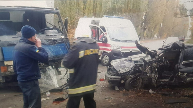 Поблизу Фастова вантажівка врізалася у легковий автомобіль: постраждали двоє людей