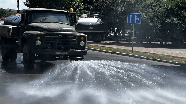 Як у Старокостянтинові рятують місто від спеки: щоденний полив вулиць, дерев і квітів