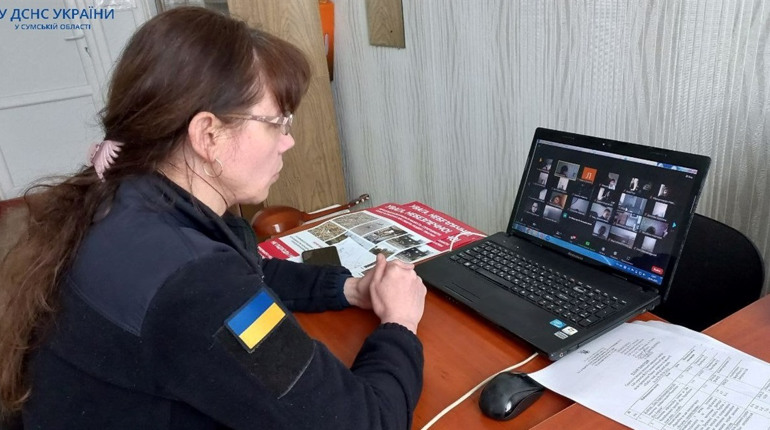 Поради, які рятують життя: рятувальники Сумщини спілкувалися з учнями