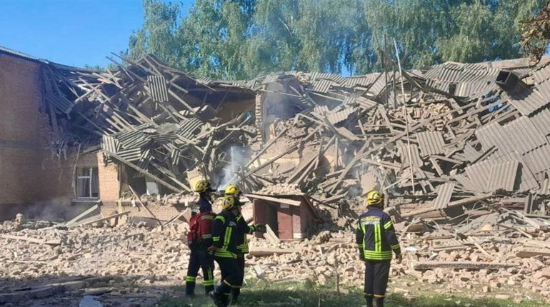 Росіяни вбили людей та зруйнували дроном-камікадзе школу в Ромнах. Усі подробиці (оновлено)