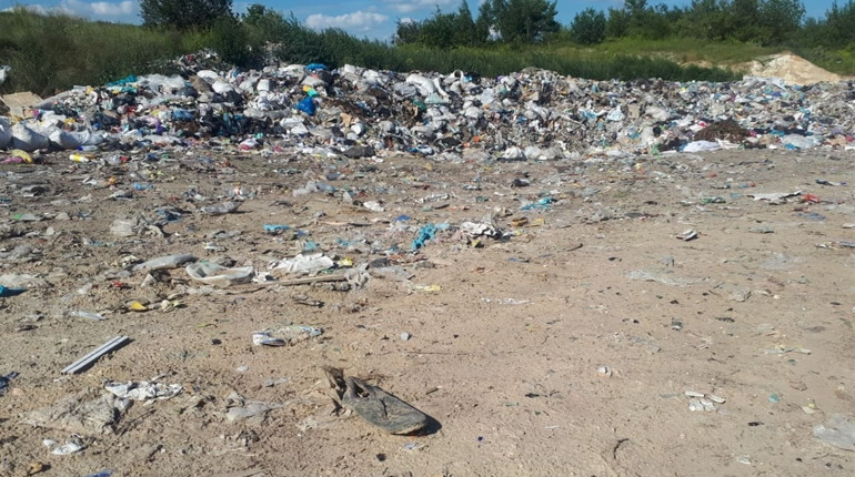 Сміттєзвалище в Білокриниці: порушення умов оренди, фури із сміттям зі Львова, протест мешканців