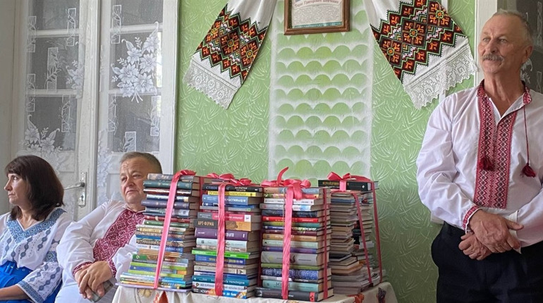 Російську літературу – на макулатуру: як у Драчинцях бібліотека поповнилася сучасними книгами