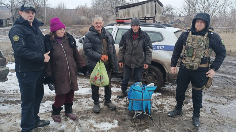 Евакуація на Харківщині: поліцейські допомогли пораненому та вивезли людей у безпечне місце