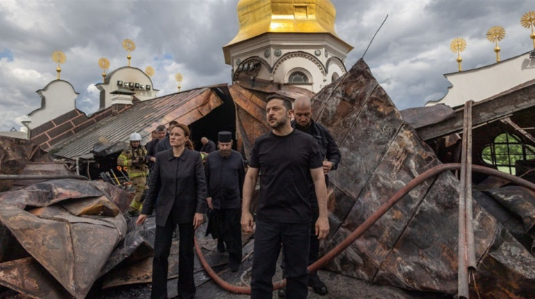 Ворог цілеспрямовано атакував київські святині. Зеленський відвідав місця російських ударів