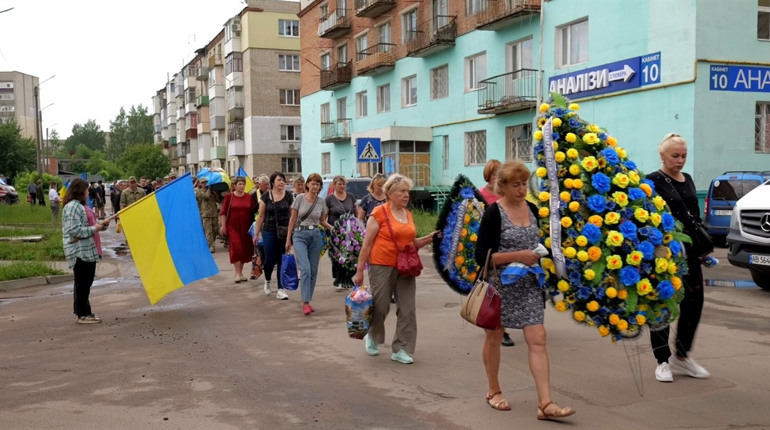 Не витримало серце. Шосткинська громада провела захисника, якому назавжди 35