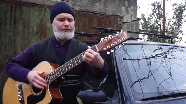 Відео: священник з Майорів записав пісню та зняв кліп про жахливий стан дороги між Т1625 та Т1619