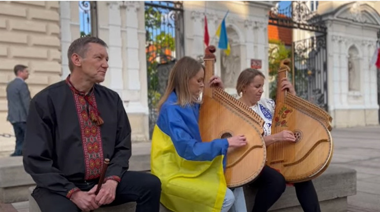 «Nothing else matters» чи «Ніч яка місячна»? Херсонська музична родина грає хіт просто неба