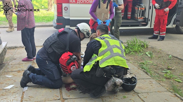 Ворожа атака: унаслідок авіаудару по Запоріжжю загинула людина, на Київщині пошкоджені будинки