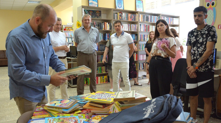 Рівненські атомники долучилися до патріотичної книгозбірні