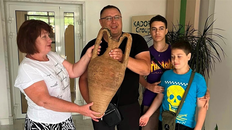 Переселенці з Херсона виловили з моря на пляжі Ланжерон візантійську амфору