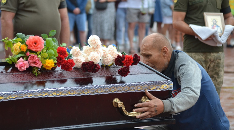 Южноукраїнська громада провела в останню путь загиблого воїна - 25-річного Олега Каваку. ФОТО